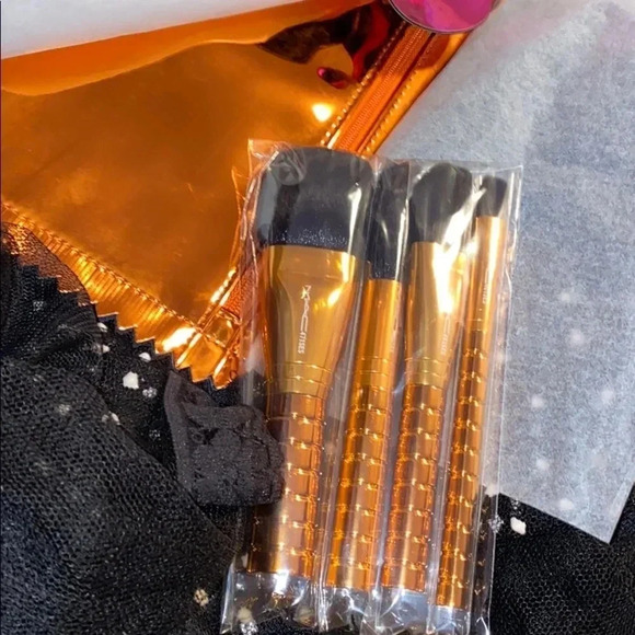 NIB Mac shiny pretty things brush set - Picture 8 of 14